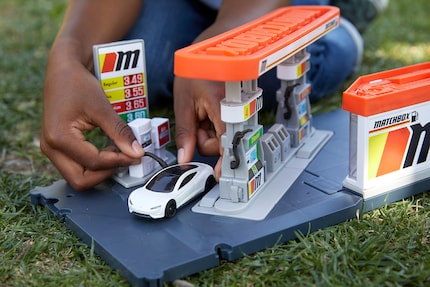 Stazione di servizio con stazione di ricarica per la Matchbox Tesla Roadster
