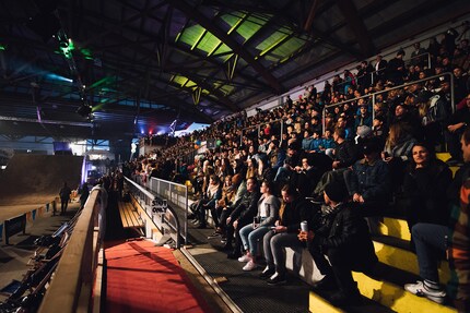 Pas de supporters non plus dans la patinoire de Thoune en 2021 : le Swatch Rocket Air n'aura pas lieu. À l'image : l'édition anniversaire de 2019.