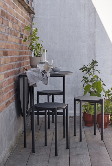 Der halbrunde Wandtisch mit geringem Gewicht und die stapelbaren Hocker geben Bewegungsfreiheit. Bild: Skagerak