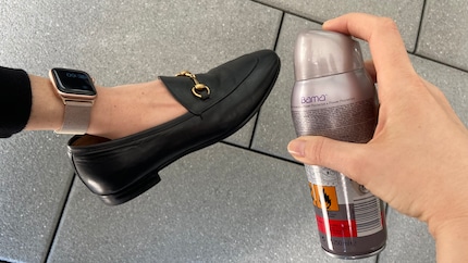 Per evitare di inalare aerosol tossici e di macchiare con lo spray impregnante, spruzza le scarpe all’aperto.