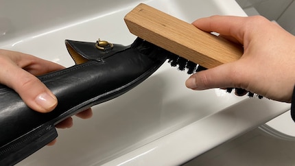 Se spazzoli regolarmente le tue scarpe in pelle, rimarranno belle più a lungo.