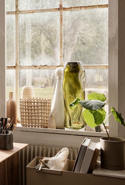 Les vases « Vulca Mini Vase » et « Water Swirl » assument leurs lignes torturées. Photo : Ferm Living