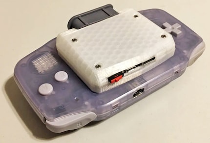 La prima versione del mod utilizzava il Game Boy Advance come case e sostituiva il display con un accessorio.