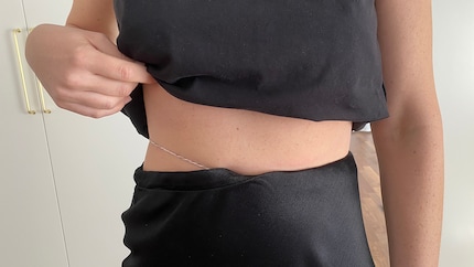 Für diesen Fashion Hack sind nur zwei Schritte nötig: Binden und Umklappen.