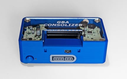 Il pannello frontale fornisce l'accesso agli slot per i moduli di gioco, il pulsante di accensione, il connettore EXT e la porta del controller Super Nintendo.