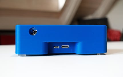 Il connettore jack, il connettore di alimentazione micro USB e l'uscita mini HDMI si trovano sul retro.
