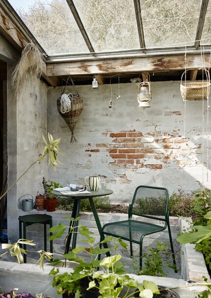 Freestyle: with lanterns or pendant lamps, you can make use of the height. Image: Skagerak