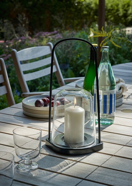 Light to go: the glass vessel by «Bell» protects the fragile light. Image: Skagerak