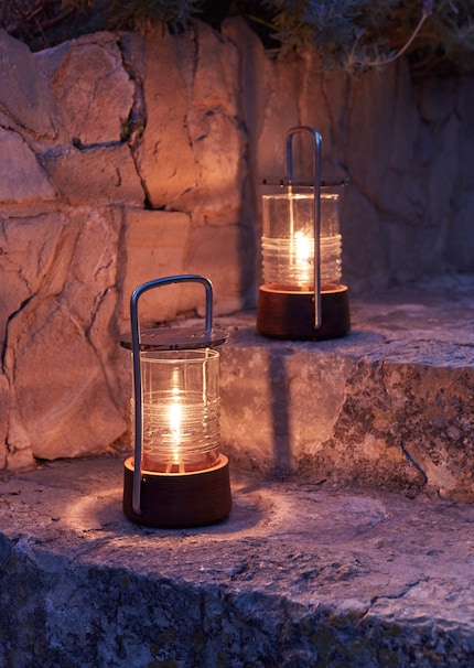 The «Bollard» lamp uses disposable oil capsules that you replace in a few simple steps. Image: Skagerak