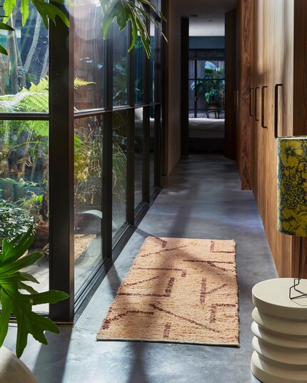 Der handgewebte Läufer aus recycelter Baumwolle wurde mit vielen kurzen Strichen bedruckt. Bild: HK Living