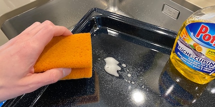 Pulisce la teglia e la griglia dopo ogni uso con una spugna e un po' di detergente da cucina.
