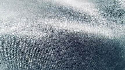 Close-up eines Bikini-Slips aus Samt.