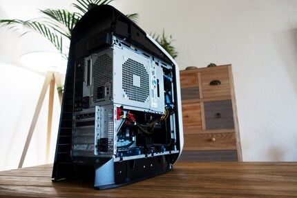 Nur eine Schraube muss zum Öffnen des Gehäuses gelöst werden.