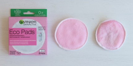 In der Mitte das unbenutzte Pad, rechts das gewaschene.