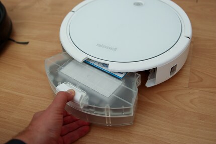 Der Schmutzbehälter lässt sich mit einem Handgriff entnehmen.