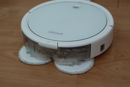 Die anmontierten Wischmoppe benötigen einen sauberen Boden.