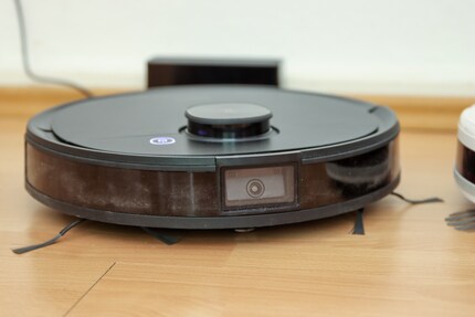 Mit den oben herausragenden Sensoren findet sich der Ozmo T8 zurecht.