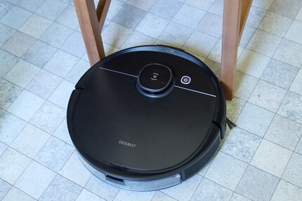 Kein Durchkommen! Die Stühle müssen weg, damit der Roboter saugen kann.