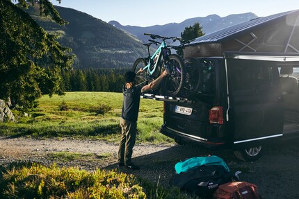 Das wäre der Plan gewesen: Kleinbus mit Träger für die Velos auf der Heckklappe.