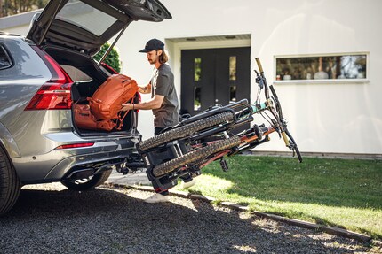 Träger auf der Anhängerkupplung kannst du wegklappen, vielmehr: du musst sie sogar wegklappen.