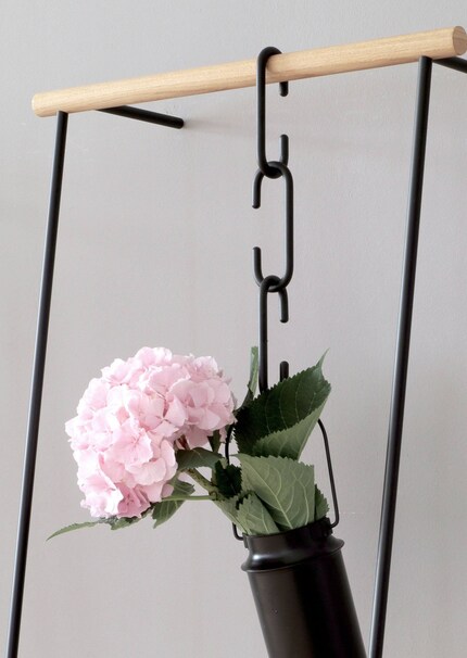 Si tratta di semplici ganci, ma sono di grande aiuto per l’organizzazione di giacche, oggettini vari e per reinventare un vaso da fiori. Immagine: Roomsafari