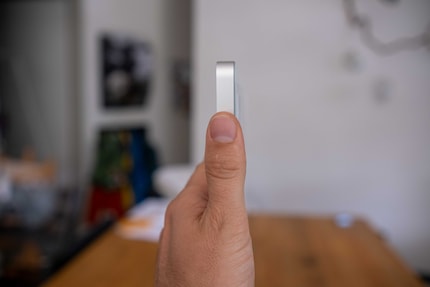 Je sais : des doigts moches comme les miens n'ont pas leur place sur la photo, mais la finesse de l'iMac m'impressionne.