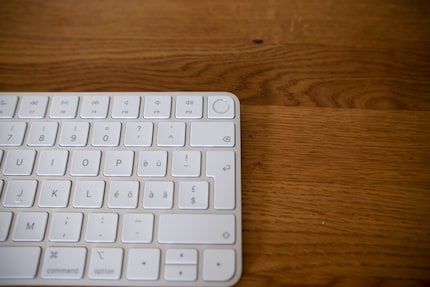 En haut à droite se trouve le capteur d'empreintes digitales pour se connecter via Touc ID.