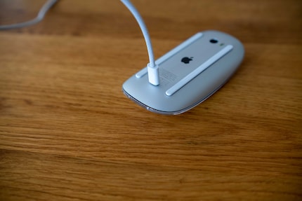 Je ne comprends toujours pas pourquoi Apple a placé le port de chargement sur le dessous, même après les nombreuses années d'existence de la Magic Mouse 2.