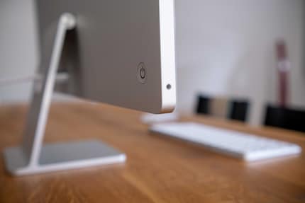 Le bouton d'alimentation et la prise casque sont à gauche quand on les regarde de face.