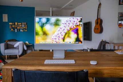 L'iMac étant très léger, je peux facilement le régler. Je travaillais aussi dans la salle à manger de temps en temps.