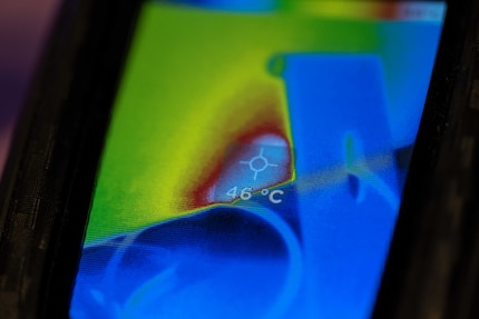 Voici comment la chaleur se propage à l'arrière de l'iMac. Désolé, j'ai dû prendre une photo de l'écran de la caméra thermique, car le transfert de données n'a pas fonctionné.