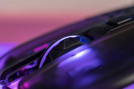 Das Scrollrad lässt sich dank gummierter Oberfläche auch von der Seite bedienen.