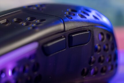 Die Seitentasten haben aufgrund der geringen Höhe knapp Platz.