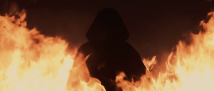 Visage voilé par la cape et la capuche. Peut-être que ce n'est pas Méphisto, mais...