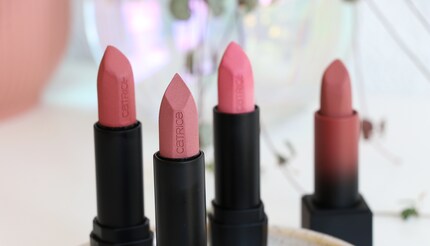 In fondo a destra, poco spavaldo: il rossetto Huda.