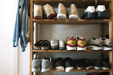 Mein Schuhregal zu Hause, nicht das in der Schule. Eine gewisse Ähnlichkeit in der Aufreihung ist aber nicht von der Hand zu weisen.