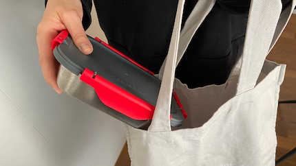 The lid for the inner tray is absolutely watertight and survives being transported, even when stored at an angle. Both can be washed in the dishwasher, by the way.