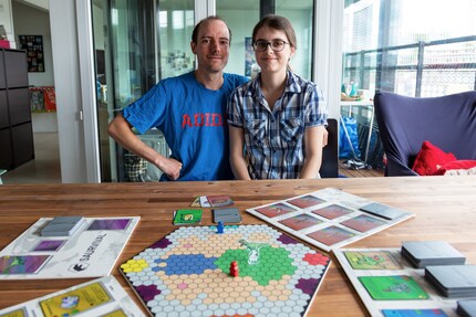 Jessica und Marc mit ihrem Brettspiel «Saurvival».