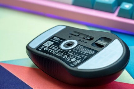 Die Unterseite der Kone Pro Air mit den Gleitfüssen. Die kabelgebundene Kone Pro hat nur den Schalter zum Wechseln der Benutzerprofile.