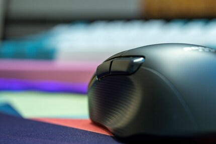 Die linke Seite ist ergonomisch geformt, damit der Daumen ruhen kann.