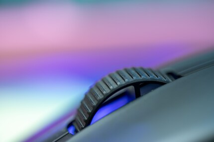 Das Scrollrad ist aus Aluminium, fühlt sich aber wie Kunststoff an.