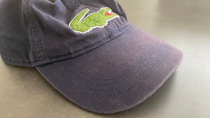 Ma bonne vieille casquette est poussiéreuse, décolorée et sent le renfermé.