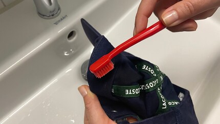 À l'intérieur, la bande anti-transpiration requiert un soin particulier pour faire disparaître les traces de transpiration.