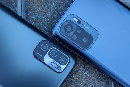 Redmit Note 10 (oben rechts) mit vier Kameras.