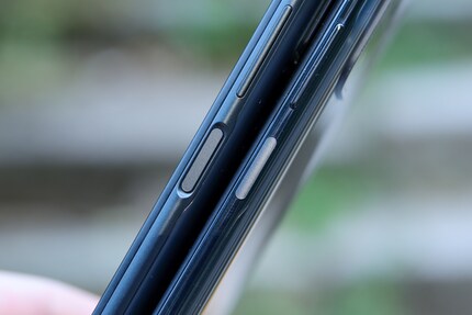 Fingerabdrucksensoren an der Seite.