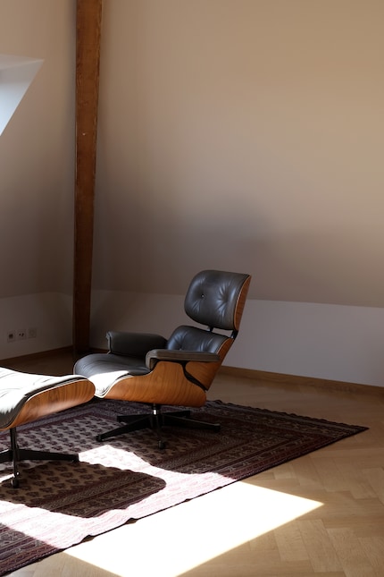 Bei einem neutralen Parkettboden eignet sich ein gemusterter Teppich.