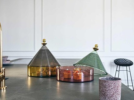 La mode et la protection solaire font également la part belle à la technique du plissé. Mais chez Kartell, il orne la boîte. Photo : Kartell