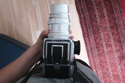 Solo con la cinghia posso tenere la fotocamera con una mano.