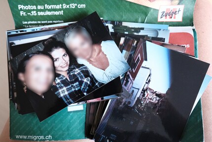 Nella foto dietro, naturalmente, c'è l'immancabile dito sopra l'obiettivo.