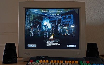 Diablo II macht sofort süchtig – insbesondere beim Spielen auf dem alten 21-Zoll-CRT-Monitor (Fujitsu Siemens 21P4) mit einer maximalen Helligkeit von nur 115 Nits.